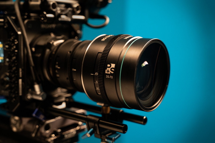 35 70mm PS Tech Lifestyle v4